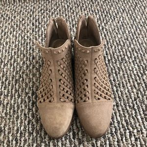 Vince Camuto booties (like new)